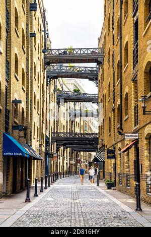 Lager und Gehwege auf dem historischen Riverside Straße Shad Thames, London Bridge, London, UK Stockfoto