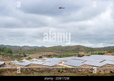 Hubschrauber mit Drehausrüstung über Sonnenkollektoren, Portugal Stockfoto