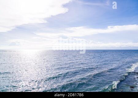 Wunderschöne Wolken treffen auf das blaue Meer Stockfoto