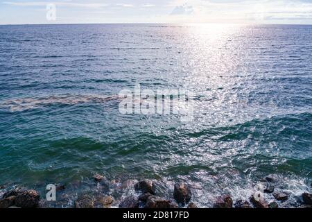 Wunderschöne Wolken treffen auf das blaue Meer Stockfoto