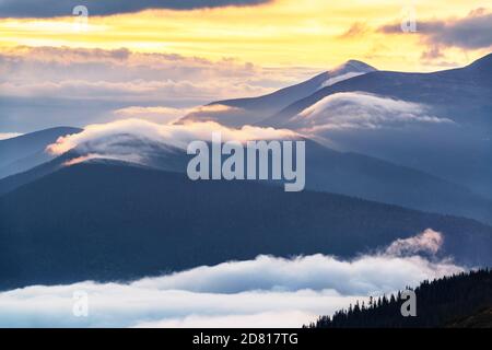 Atemberaubende Sonnenaufgangslandschaft mit Blick auf die höchste Bergspitze Der Ukraine Stockfoto
