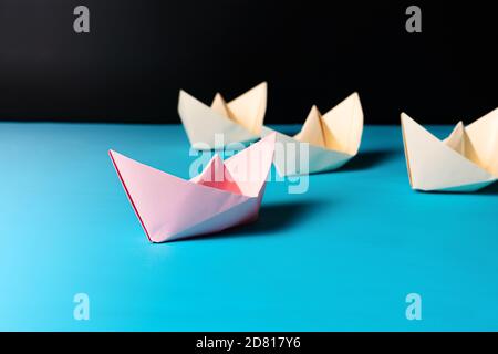 Führungskonzept, rosa Papier Schiff Blei gelben Schiff Teammitglied Stockfoto