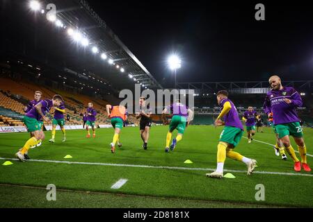 Norwich City Spieler wärmen sich vor dem Spiel auf - Norwich City gegen Birmingham City, Sky Bet Championship, Carrow Road, Norwich, UK - 20. Oktober 2020 nur zur redaktionellen Verwendung - DataCo Einschränkungen gelten Stockfoto