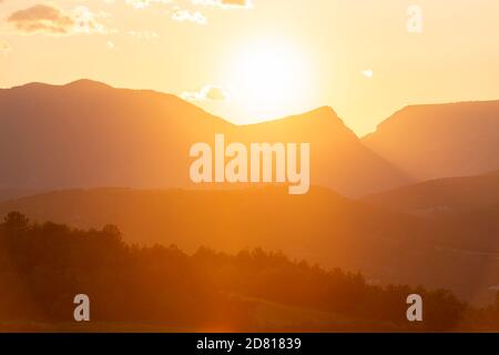 Bergsilhouetten bei Sonnenuntergang. Moody Landschaft. Stockfoto