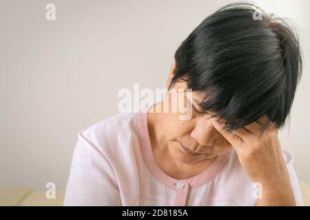 Kopfschmerzen, Stress, Migräne der alten Frau, Gesundheitsproblem des Senior-Konzepts Stockfoto