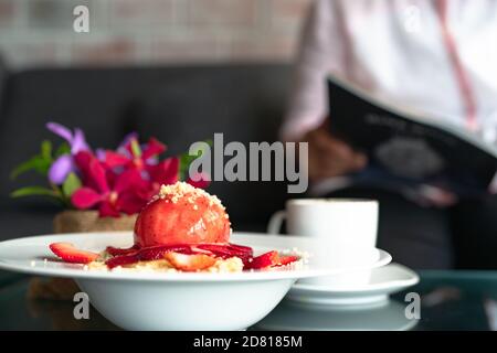 Frisch hausgemachten Pfannkuchen Erdbeer Crumble auf Weiß Dessertteller Stockfoto