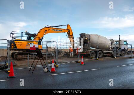 Ein fertig gemischter Beton gießen in eine Veränderung zum Meeresmauer in Redcar Stockfoto