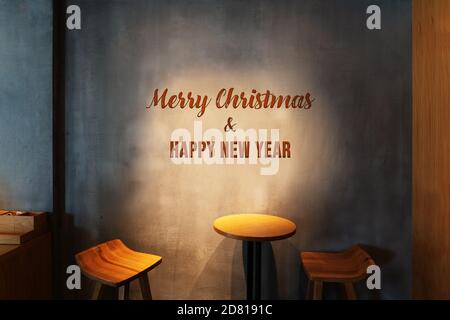 Frohe weihnachten und Happy New Year Konzept, Holztisch in der Ecke des Coffee Shop Mockup Stockfoto