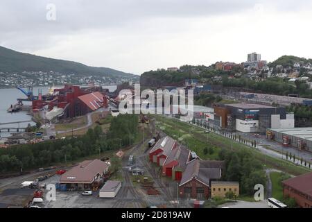 Narvik, / Norwegen - Juni 23 2019: Luftaufnahme auf den Hafen von Narvik, Eisenerz wird hier mit dem Zug auf Frachtschiffen transportiert Stockfoto