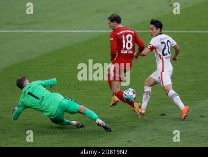 Torchance Leon GORETZKA (FC Bayern München), Action, Duelle gegen Makoto HASEBE (Eintracht Frankfurt) und Torwart Kevin TRAPP (Eintracht Frankfurt). FC Bayern München - Eintracht Frankfurt 5-0 Fußball-Bundesliga 5. Spieltag, ALLIANZAREN A. KEIN ZWEITER (RE-) VERKAUF INNERHALB 48h NACH ANSTOSS nur für journalistische Zwecke! Nur für redaktionelle Zwecke! Nationale und internationale Nachrichtenagenturen KEIN WEITERVERKAUF! Foto: Hans Rauchsteiner/Pool via Sven Simon Fotoagentur GmbH & Co. Pressefoto KG # Prinzessin-Luise-Str. 41 # 45479 M uelheim/R uhr # Tel 0208/9413250 # Fax. 0208/9413260 # GLS Bank # BLZ 430 60 Stockfoto