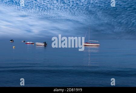 Verschiedene Boote auf der Ostsee, Deutschland. Himmel und Meer verschmelzen. Stockfoto