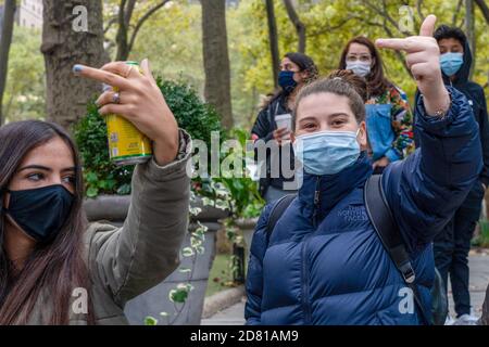 (ANMERKUNG DER REDAKTION: Bild enthält Obszönität)Anti-Trump-Demonstranten, die Gesichtsmasken tragen, machen während der Demonstration Gesten. Pro-Präsident Trump Anhänger marschieren entlang der 5. Avenue mit Karawane von Autos und riesigen Trump blau, weiß, schwarz Flagge. Sie marschieren vom Trump Tower auf der 5th Avenue zur 42nd Street und von dort zum Times Square, wo sie sich mit Gegenprotestierenden trafen. Die Anti-Trump-Demonstranten schleuderten Beleidigungen und Gegenstände wie mit Farbe gefüllte Flaschen und Eier. Es gab viele Handgemenge zwischen diesen beiden Gruppen und die Polizei machte mehr als ein Dutzend Verhaftungen. Stockfoto