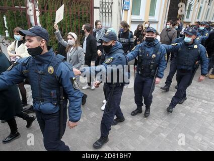 An der Demonstration nehmen Militärangehörige der Nationalgarde Teil.ukrainische AktivistInnen protestieren solidarisch mit polnischen Frauen gegen die Verschärfung des Abtreibungsgesetzes in Polen. Am 22. Oktober hat das polnische Verfassungsgericht ein Urteil erlassen, das die Abtreibungsrechte weiter einschränkt, was in Polen zu Protesten führte. Stockfoto