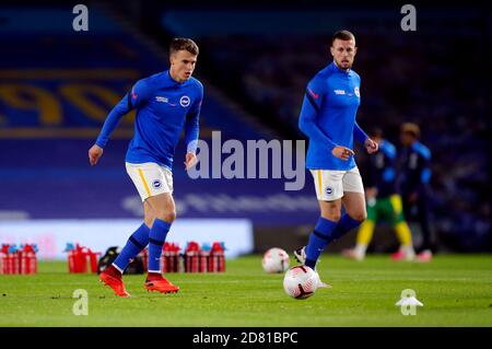 Der Solly March von Brighton und Hove Albion erwärmt sich vor dem Premier League-Spiel im AMEX Stadium in Brighton. Stockfoto