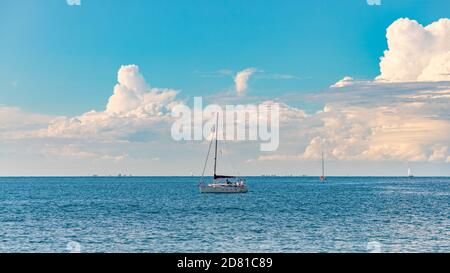 Ein Bild eines Segelbootes in den Gewässern der Adria bei Portorož. Stockfoto