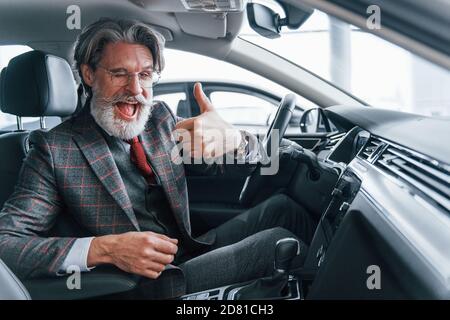 Happy stylish Senior Mann mit grauen Haaren und Schnurrbart zeigen Daumen hoch Stockfoto