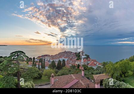 Ein Panoramabild der Stadt Piran und der Adria, aufgenommen bei Sonnenuntergang. Stockfoto