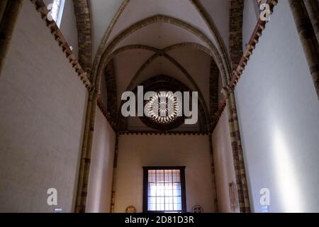 Assisi - August 2019: Innenraum der Basilica di Santa Chiara Stockfoto