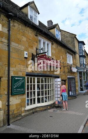 Einkaufen in Morton in Marsh Cotswolds Gloucestershire England Großbritannien Stockfoto