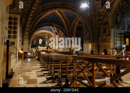 Assisi - August 2019: Innenraum der Basilika San Francesco Stockfoto