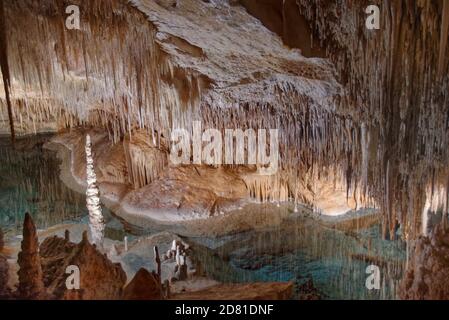 Geflutete Kalksteinhöhlen Innenraum mit vielen Stalaktiten und Stalagmiten und Reflexionen in der Wasseroberfläche, Drach Höhlen / Cuevas del Drach, Mallorca. Stockfoto