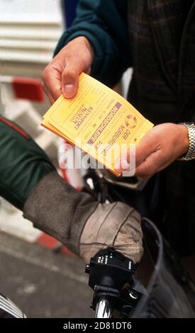 Touristenbesucher auf dem Nürburgring 1997 Stockfoto