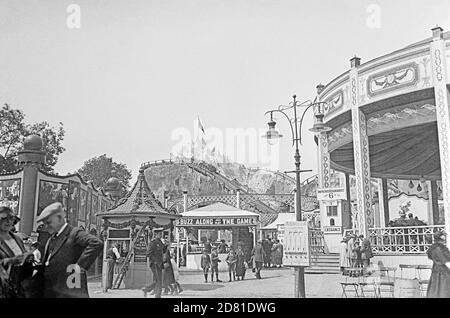 Ein altes Foto, um 1924, von der British Empire Exhibition, die von 23.04.1924 bis 31.10.1925 im Wembley Park, Wembley, England, Großbritannien, stattfand. Dieser Blick ist auf den Jahrmarkt, die Spielstände und die Big-Dipper-/Achterbahnfahrt – die Holzbahn, die sich in die alpine Landschaft hinein und aus ihr herausschob. Der ‘verbesserte’ Kreisverkehr kostet 6d für eine Fahrt. ‘Hauptbaumaterial für die Ausstellungsgebäude war Stahlbeton („Stahlbeton“), der aufgrund seiner Baugeschwindigkeit ausgewählt wurde. Wembley Park erhielt den Titel der ersten ‘konkreten Stadt’. Stockfoto