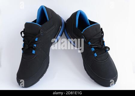 Blau und schwarz isolierte Leder-Sneakers auf weißem Hintergrund Stockfoto