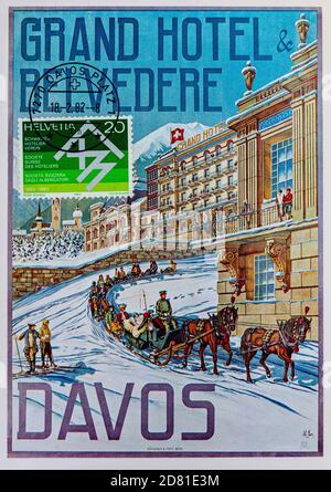 1982 Schweizer Postkarte mit einem Werbeplakat von 1905 für das Grand Hotel Belvedere, Davos, Schweiz. Stockfoto