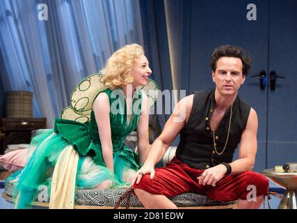 Kitty Archer (Daphne Stillington), Andrew Scott (Garry Essendine) in PRESENT LACHING von Noel Coward at the The Old Vic, London SE1 25/06/2019 Design: Rob Howell Beleuchtung: Tim Lutkin & Hugh Vanstone Regie: Matthew Warchus Stockfoto