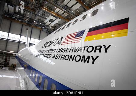 Hamburg, Deutschland. Oktober 2020. Eine umgebaute Boeing 747 mit dem Stratospheric Observatory for Infrared Astronomy (Sofia) steht in einem Hangar bei Lufthansa Technik zur Wartung. US-Forscher haben neue Beweise für Wasser auf dem Mond gefunden. (Zu "Forscher finden neue Beweise für Wasser auf dem Mond") Quelle: Christian Charisius/dpa/Alamy Live News Stockfoto