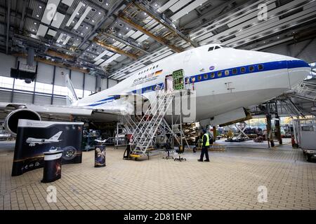 Hamburg, Deutschland. Oktober 2020. Eine umgebaute Boeing 747 mit dem Stratospheric Observatory for Infrared Astronomy (Sofia) steht in einem Hangar bei Lufthansa Technik zur Wartung. US-Forscher haben neue Beweise für Wasser auf dem Mond gefunden. (Zu "Forscher finden neue Beweise für Wasser auf dem Mond") Quelle: Christian Charisius/dpa/Alamy Live News Stockfoto