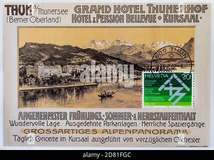 1982 Schweizer Postkarte mit einem Werbeplakat von 1905 für das Grand Hotel Thunerhof, Berner Oblerland, Schweiz. Stockfoto