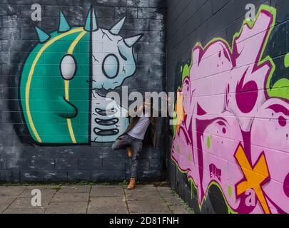 Glasgow, Schottland, Großbritannien. Oktober 2020. Asylbewerber namens Beym aus Äthiopien posiert vor Graffiti. Kredit: Skully/Alamy Live Nachrichten Stockfoto