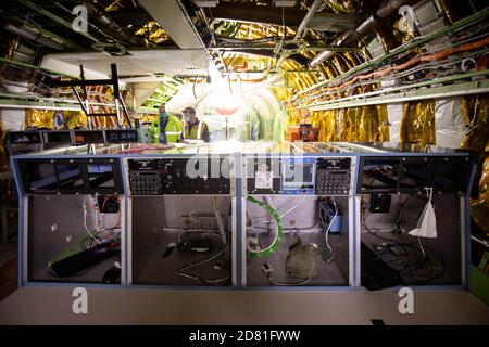 Hamburg, Deutschland. Oktober 2020. Techniker arbeiten in der Kabine für die Forschungssysteme einer umgebauten Boeing 747 mit dem Stratospheric Observatory for Infrared Astronomy (Sofia), das in einem Hangar der Lufthansa Technik zur Wartung untergebracht ist. NEUE Beweise für Wasser auf dem Mond haben US-Forscher gefunden, indem sie Daten aus Sofia der Boeing 747 analysierten, die von der US-Weltraumbehörde NASA und dem Deutschen Zentrum für Luft- und Raumfahrt (DLR) in ein fliegendes Teleskop umgewandelt wurde. (Zu "Forscher finden neue Beweise für Wasser auf dem Mond") Quelle: Christian Charisius/dpa/Alamy Live News Stockfoto