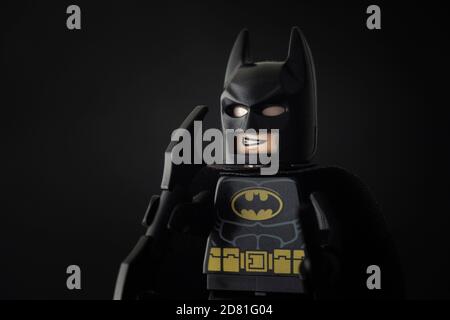 Tambov, Russische Föderation - 24. Oktober 2020 Porträt einer Lego Batman Minifigur, die vor schwarzem Hintergrund steht. Stockfoto