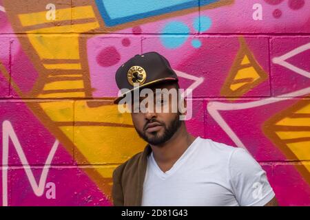 Glasgow, Schottland, Großbritannien. Oktober 2020. Asylbewerber namens Beym aus Äthiopien posiert vor Graffiti. Kredit: Skully/Alamy Live Nachrichten Stockfoto