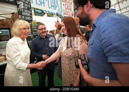 Peter Florence ist ein britischer Festivaldirektor, der vor allem für die Gründung des Hay Festivals bekannt ist. Florenz im Bild mit der Herzogin von Cornwall, Begegnung tra Stockfoto