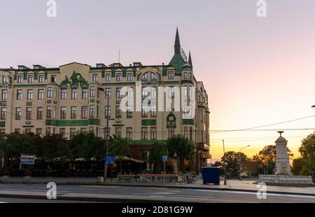 Belgrad, Serbien - 17. Oktober 2020: Hotel Moskau in Belgrad, Serbien; Sonnenuntergang in Belgrad beleuchtet das Hotel Moskau Stockfoto