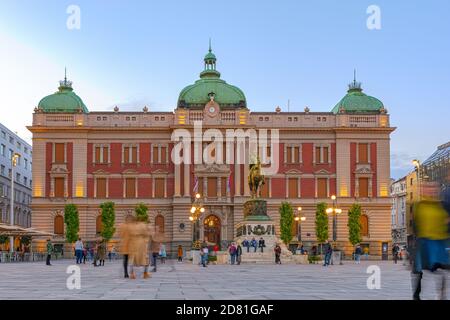 Belgrad, Serbien - 17. Oktober 2020: Nationalmuseum in Belgrad, Serbien; Abenddämmerung über Belgrad auf dem Hauptplatz vor dem Nationalmuseum Stockfoto