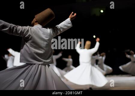Derwishes treten auf der Bühne für Mevlana auf Stockfoto