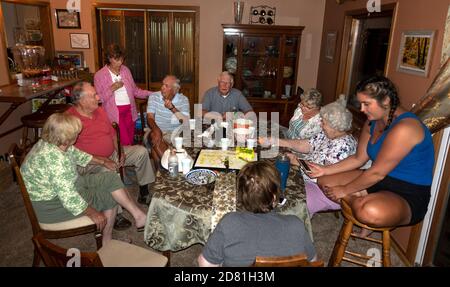 Ältere Familie erinnert sich nach dem Abendessen an den Tisch. Downers Grove Illinois IL USA Stockfoto