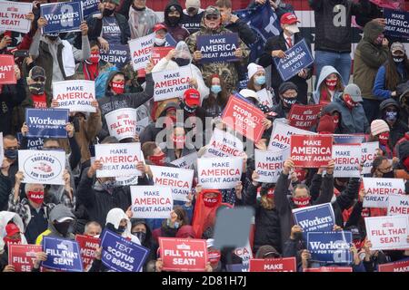 Allentown, Pennsylvania, USA. Oktober 2020. Trump-Anhänger winken am Montag, den 26. Oktober 2020, in Allentown, PA, Zeichen. Quelle: Dave Hernandez/ZUMA Wire/Alamy Live News Stockfoto