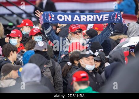 Allentown, Pennsylvania, USA. Oktober 2020. EDWARD X YOUNG, aus Brick, NJ, hält seinen Schal in Allentown, PA, am Montag, 26. Oktober 2020. Quelle: Dave Hernandez/ZUMA Wire/Alamy Live News Stockfoto