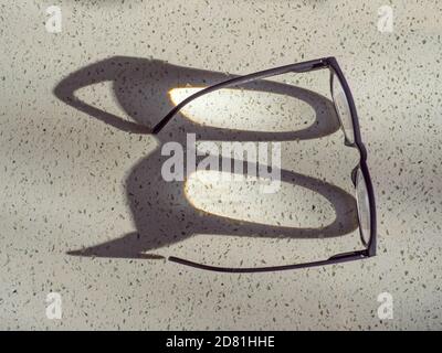 Lesebrille und Schatten in der Morgensonne Stockfoto