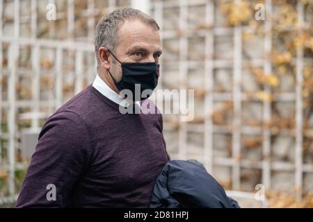 MÜNCHEN, DEUTSCHLAND - OKTOBER 26: Trainer Hans-Dieter „Hansi“ Flick (FCB) am Flughafen München vor der UEFA Champions League Gruppe EIN Etappenspiel zwischen FC Bayern München und Lokomotiv Moskva am 26. Oktober 2020 in München. Getty Images für den FC Bayern/via Kolvenbach Stockfoto