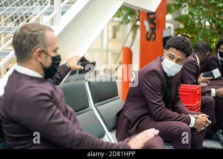 MÜNCHEN, DEUTSCHLAND - OKTOBER 26: Trainer Hans-Dieter 'Hansi' Flick (FCB) und Serge Gnabry am Flughafen München vor der UEFA Champions League Gruppe EIN Etappenspiel zwischen FC Bayern München und Lokomotiv Moskva am 26. Oktober 2020 in München. Getty Images für den FC Bayern/via Kolvenbach Stockfoto