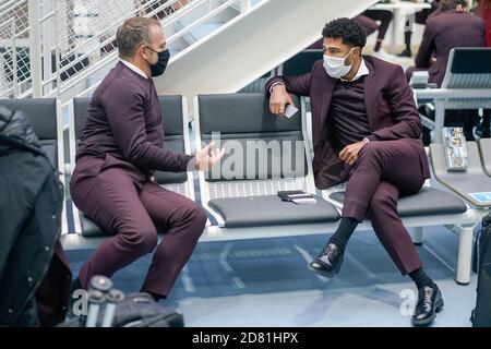 MÜNCHEN, DEUTSCHLAND - OKTOBER 26: Trainer Hans-Dieter 'Hansi' Flick (FCB) und Serge Gnabry am Flughafen München vor der UEFA Champions League Gruppe EIN Etappenspiel zwischen FC Bayern München und Lokomotiv Moskva am 26. Oktober 2020 in München. Getty Images für den FC Bayern/via Kolvenbach Stockfoto