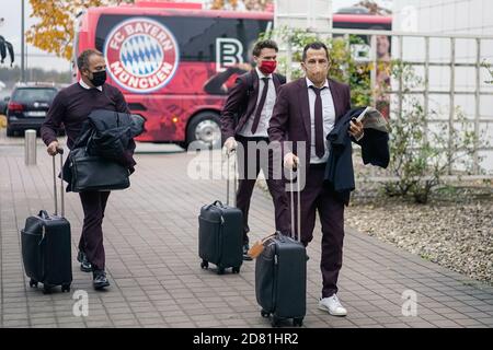 MÜNCHEN, DEUTSCHLAND - OKTOBER 26: Trainer Hans-Dieter Flick (FCB, links) und Hasan Salihamidzic am Flughafen München vor der UEFA Champions League Gruppe EIN Etappenspiel zwischen FC Bayern München und Lokomotiv Moskva am 26. Oktober 2020 in München. Getty Images für den FC Bayern/via Kolvenbach Stockfoto