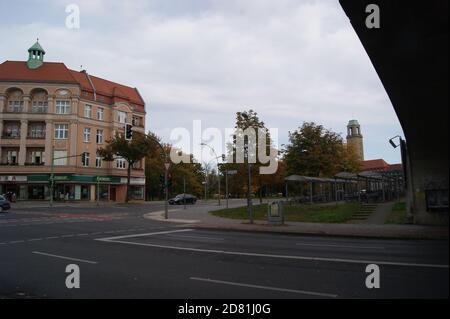 Der Straßenzug Seefelder Straße zwischen Galenstraße und Altstädter Ring am Rathaus Spandau soll Fußgängerzone werden. Stockfoto